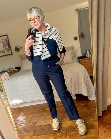 Navy Blue Pants Outfit Women Winter, Navy Pants Outfit Casual, Navy Joggers Outfit, Outfit Ideas Navy Blue, Navy Blue Pants Outfit Women, Blue And Khaki Outfit, Navy Linen Pants Outfit, Navy Trousers Outfit Women, Navy Outfit Ideas