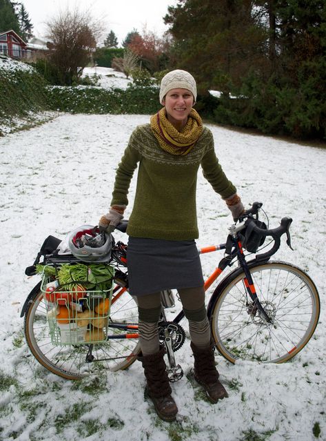 Winter cycling style = lots of wool. Bicycle Outfits For Women, Quad Biking Outfit, Commute Outfit, Bike Riding Outfit, Cowichan Valley, Urban Bike Style, Bike Commute, Winter Riding, Urban Bike