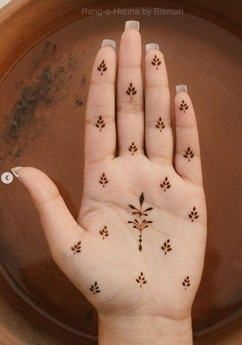 easy mehndi design on hand Minimal Eid Mehndi Designs, Latest Mehendi Trends 2023, Trending Mehendi Designs 2023, Simple Cute Mehndi Designs, Hairstyles Mehndi, Henna 2023, Henna For Eid, Cute Mehndi Designs, Hand Mehndi Designs Back