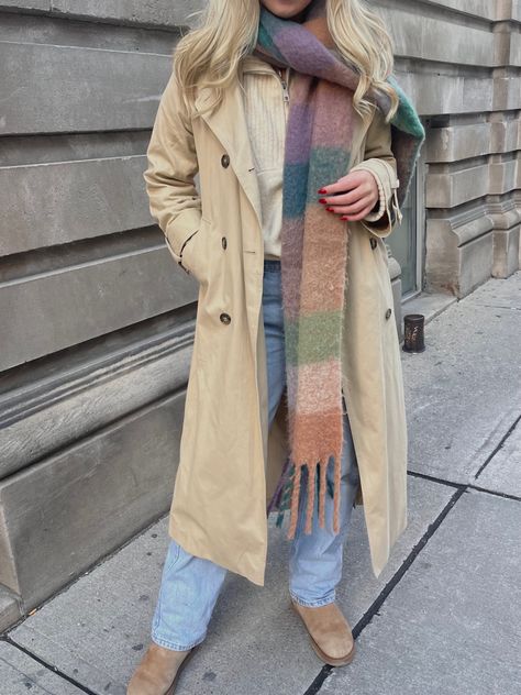 Trench Coat And Scarf Outfit, Brown Trench Coat Outfits, Trench Coat Scarf Outfit, Long Tan Coat Outfit, Tan Coat Outfit Winter, Trench Coat And Scarf, Plaid Trench Coat Outfit, Trench Coat With Scarf, Winter Trench Coat Outfit