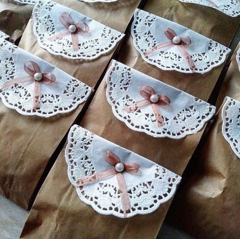 Shabby Chic Diy Projects, Brown Paper Bags, Paper Bag Crafts, Doilies Crafts, Decorated Gift Bags, Gift Wrapping Techniques, Creative Gift Wraps, Gifts Wrapping Diy, Jw Gifts