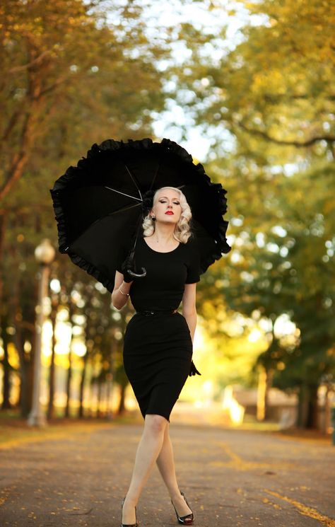 Photo Shoot Ideas For Women, Night Black Dress, Black Dress Halloween, Vintage Pencil Dress, Glamour Photo Shoot, Halloween Week, Pale White, Halloween Series, Blonde Woman