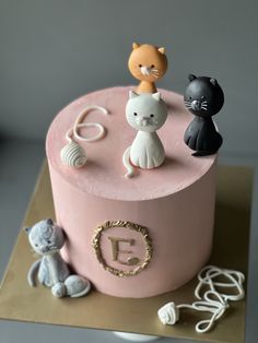 Cat Cake For Girls Birthday, Birthday Cake Cat Theme, Cute Cat Cakes, Cat Themed Birthday Cake, Cat Eating Cake, Cat Themed Cake, Cat Fondant, Kitten Cake, Cat Cakes