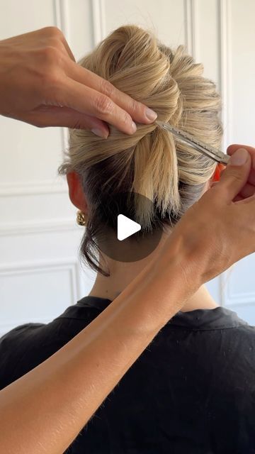 Casual Hairdos For Medium Hair, Updo Videos For Medium Length Hair, Cool Updos For Medium Hair, Bobby Pin Updo, Hair Bump Tutorial, Short Hair Chignon, Bun Tutorial For Medium Hair, French Pin Hairstyles, Casual Hair Updos