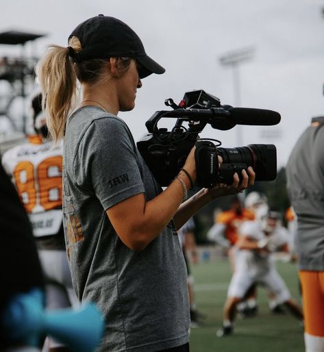 Sports Content Creator, Women In Sports Journalism, Sports Reporter Aesthetic, Presenter Outfit, Sports Photographer Aesthetic, Reporter Aesthetic, Romanticised Life, Journalism Job, Football Marketing