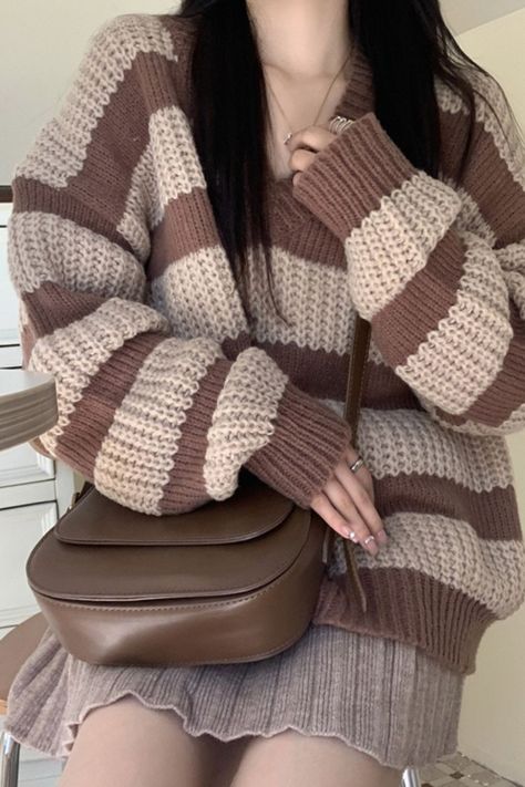 brown striped aesthetic sweater warm aesthetic outfit boogzel clothing Fashion Outfits Autumn, Brown Striped Sweater, Cozy Summer Outfits, Aesthetic Sweaters, Oversize Pullover, Pull Oversize, Oversize Sweater, Sweater Autumn, Chic Shirts