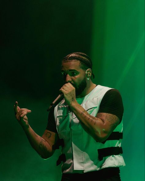 Drake Green Aesthetic, Drake Performing, J Cole And Drake, Old Drake, Aubrey Graham, Champagne Papi, Hair Twists Black, Drake Photos, Drizzy Drake