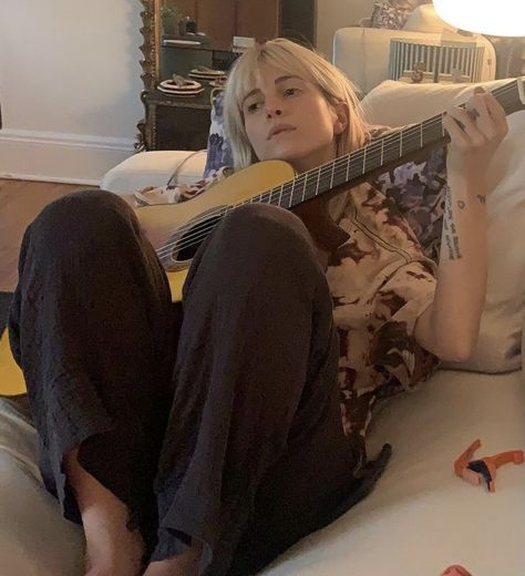 Hayley Williams Guitar, Hayley Paramore, Paramore Hayley Williams, Hayley Williams, Paramore, Mechanical Keyboard, Pretty Woman, Music Artists, Beautiful People