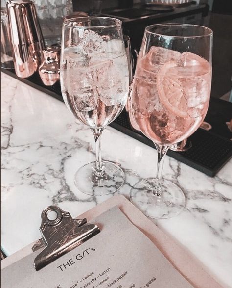 Champagne Food, Cocktail Champagne, Rose Gold Aesthetic, Rose Aesthetic, Tout Rose, Boujee Aesthetic, Fancy Drinks, Pretty Drinks, Gold Aesthetic