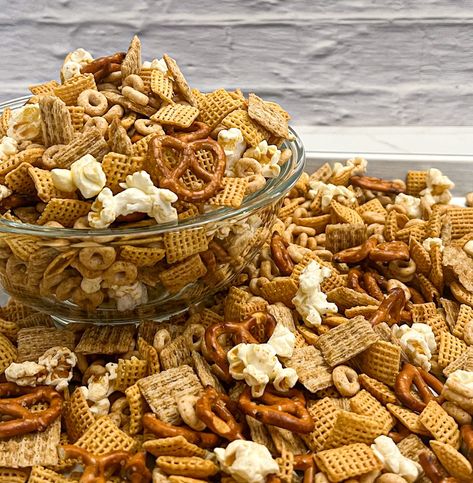 Cheerios Snack Mix - Cheerios Snack Mix, Cheerios Snacks, Caramel Chex, Cheerio Treats, Easy Snack Mix, Snack Mix Recipe, Cheerios Cereal, Store Bought Snack, Corn Chex