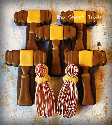 Graduation sugar cookies decorated with royal icing.    . #graduationcookies #graduationfavors #galletasdegraduacion #graduation  #gavel #tassels #cookiefavors #decoratedcookies #sugarcookies #ediblefavors #Royalicing #Sweettreats #customcookies  #galletasdecoradas #OneSweetTreat    #ost Judge Cookies Decorated, Graduation Sugar Cookies, Lawyer Cake, Law Graduation, Cookies Decorated With Royal Icing, Edible Favors, Graduation Cookies, Graduation Favors, Royal Icing Decorations