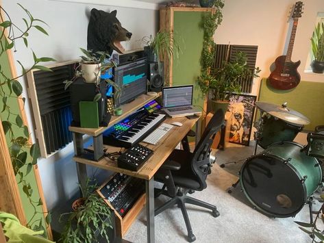 Small Recording Studio Design, Bedroom Music Studio Ideas, Backyard Music Studio, Bedroom Recording Studio, Recording Studio Desk, Home Studio Desk, Music Room Design, Music Bedroom, Home Recording Studio Setup