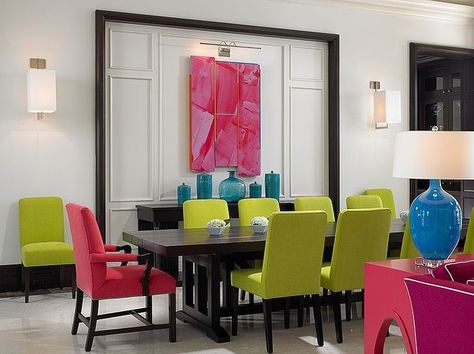 Triadic Color Scheme: What Is It And How Is It Used? Colorful Dining Room Chairs, Best Dining Room Colors, Tropical Dining Room, Colour Blocking Interior, Modern Neoclassical, Colorful Rooms, Split Complementary, Green Dining Chairs, Vintage Industrial Style