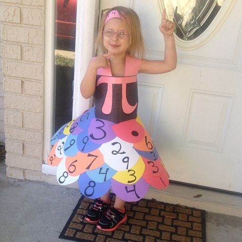 Pi Day kids paper dress! Sooo cute! Math Dress Up Ideas, Maths Dress Up Ideas Kids, Nspcc Number Day Costume Ideas, Number Day Costume Kids, Maths Day Costumes Kids, Number Day Costume Ideas, Math Costume Ideas, Math Costume, Pillow Wedding Cakes