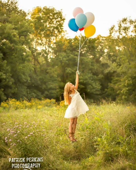 Levitation balloons field photography Balloon Photo Shoot, Photography Objects, Photography Surrealism, Kindergarten Pictures, Water Drop Photography, Balloons Photography, Levitation Photography, Photography Dark, Field Photography