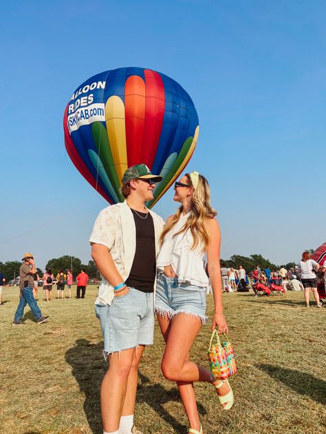 Balloon Festival Outfit, Hot Air Balloon Festival Outfit, Festival Couple, Air Balloon Festival, Hot Air Balloon Festival, Balloon Festival, Event Outfit, Couple Poses, Festival Outfit