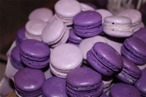 dessert table Fountain Ideas Diy, Chocolate Fountain Ideas, Purple Macaroons, Purple Dessert Tables, Purple Candy Buffet, Cake Pops Wedding, Purple Cake Pops, Chocolate Fountain Recipes, Purple Favors