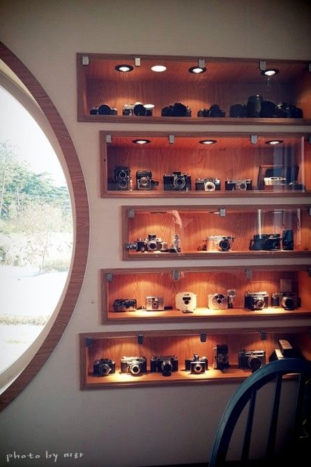 Camera Display Cabinet, Camera Display Ideas Shelves, Camera Shelves, Camera Display Ideas, Photographer Storage, Camera Collection Display, Camera Cabinet, Photographer Office Ideas, Photography Room Ideas