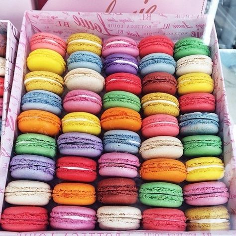 Laduree Macarons, Kue Macaroon, Colorful Macarons, Desert Drinks, Raw Vegan Desserts, Bistro Food, Almond Powder, Sugar Icing, Macaroon Recipes