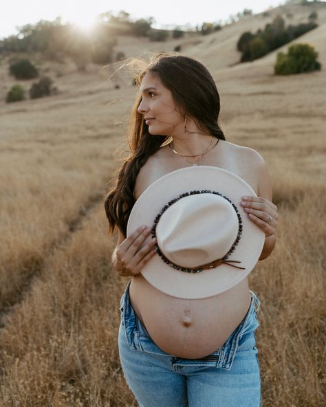 I was so excited to take Emily & Alex’s maternity photos of baby boy and BIG sister looks so proud 🩵 Fun little fact, I had my first maternity photos taken at this ranch for baby Stella who is now almost 11 🥹 Maternity Photo Ideas, Baby Stella, Maternity Picture, Maternity Shoots, Fall Maternity, Cowgirl Hats, Maternity Photos, Pregnancy Shoot, Maternity Pictures