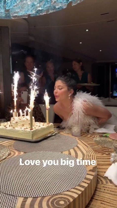 Birthday Cake Chanel, Make Up Birthday, Cake Chanel, Stylizacje Kylie Jenner, Kylie Jenner Birthday, Birthday Party Dinner, Kily Jenner, Kylie Jenner Photoshoot, Chanel Birthday