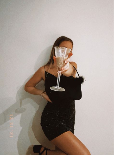 Nye Picture Ideas Aesthetic, Party Dress Pose Ideas, New Years Eve Photoshoot Ideas Home, Nye Inspo Pics, Nye Selfie Ideas, Nye Picture Ideas Instagram, Poses For New Year, Nye Photoshoot Ideas At Home, New Years Eve Poses Picture Ideas