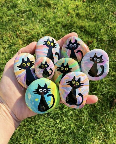 20 Ideas for Halloween Painted Rocks Painted Rock Pumpkins, Cat Stone Painting, Rock Painting Ideas Cat, Rock Painting Cat, Rock Painting Cats, Halloween Painted Rocks Ideas, Cat Rock Painting Ideas, Pumpkin Painted Rocks, Cat Painted Rocks