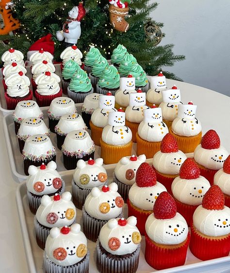 Cute Mini Cupcakes, Cute Holiday Desserts, Crismas Cake, Red Velvet Cake Christmas, Cute Desserts Aesthetic, Baked Goods For Christmas Gifts, Christmas Bake Sale Ideas, Christmas Baking Aesthetic, Cute Christmas Food