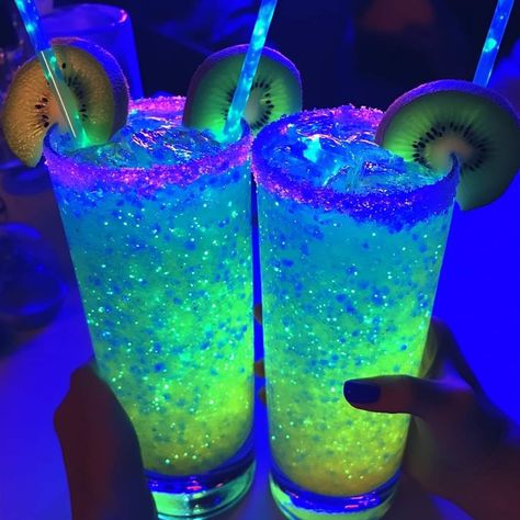 Rainbow Drinks, Pretty Alcoholic Drinks, The Best Wallpapers, Colorful Desserts, Colorful Drinks, Candy Drinks, Yummy Alcoholic Drinks, Best Wallpapers, Fancy Drinks