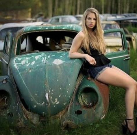 Vw girl Beetle Girl, Hot Vw, Bus Girl, Carros Bmw, Vw Vintage, Vw Aircooled, Girly Car, Vw Porsche, Vw Bugs