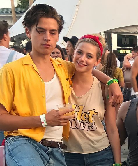 Cole Sprouse 2017, Cole And Lili, Riverdale Betty And Jughead, Lili Reinhart And Cole Sprouse, Coachella 2017, Riverdale Betty, Bughead Riverdale, Betty And Jughead, Riverdale Funny