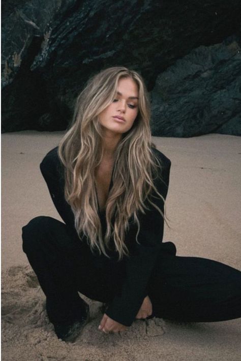 Sandy Blonde Hair With Dark Roots, Beachy Brunette Hair Balayage, Brunette Beach Hair, Hair Inspo Color Blonde, Summer Photoshoot Ideas, Wavy Beach Hair, Brown And Blonde, Blonde Wavy Hair, Dark Blonde Hair