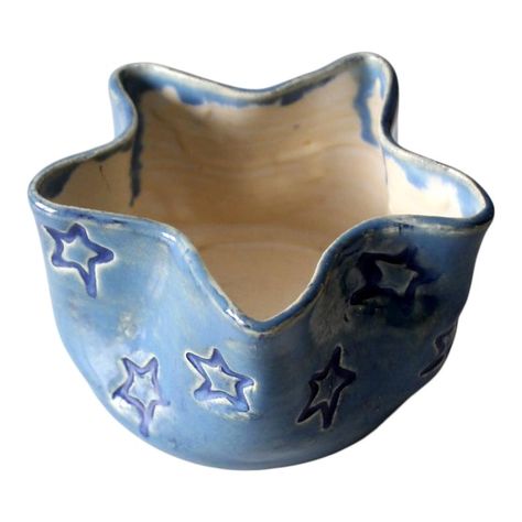 This is a vintage studio pottery bowl  In the shape of a star, the hand-crafted blue glaze bowl features stamped stars across the sides.  The base is signed by the artist. Sculpture Art Clay, Sculptures Céramiques, Tanah Liat, Clay Diy Projects, Keramik Design, Pottery Crafts, Pottery Classes, Ceramics Pottery Art, Clay Art Projects