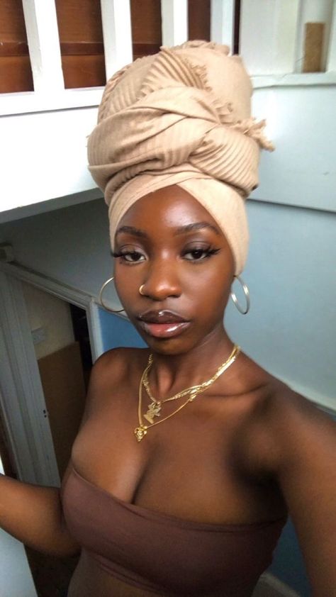 pinterest//@shaizzleee🧚🏽‍♀️ No Makeup Look Natural Black Women, Black Women No Makeup, Black Women Head Wraps, Brownskin Baddie, Dark Skin Baddie, Natural No Makeup, Headwrap Hairstyles, Head Wrap Styles, Hair Scarf Styles