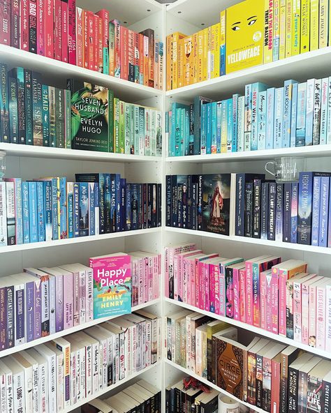 #rainbowbookshelf #bookshelf #rainbowbooks #booktok #books @what.abby.read Book Organising Ideas, Cozy Home Library Reading Space, Book Corner Ideas Bedroom, Dream Bookshelf, Deco Books, Rainbow Bookshelf, Bookshelf Inspo, Bookcase Ideas, Future Library