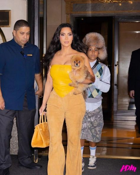 How adorable! Kim Kardashian and North West spotted in New York, including their adorable pup 😍📸 #kimkardashian #northwest North West Outfits, Kim Kardashian And North West, Kim Kardashian And North, 2024 Outfits, Kim Kardashian Style, Jenner Outfits, Kim K, Kardashian Style, Kardashian Jenner