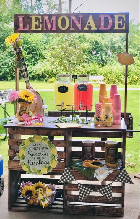 Aesthetic Lemonade Stand, Cute Lemonade Stand Ideas, Lemonade Stand Aesthetic, Lemonade Stall, Wedding Lemonade Stand, Lemonade Stand Ideas, Party Lemonade, Kids Lemonade Stands, Lemonade Stand Party