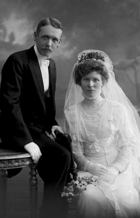 1910 Wedding, Edwardian Photographs, Vintage Bedrooms, Old Wedding Photos, Hair Clips Wedding, Vintage Couple, Vintage Wedding Photography, 1900s Fashion, Vintage Brides