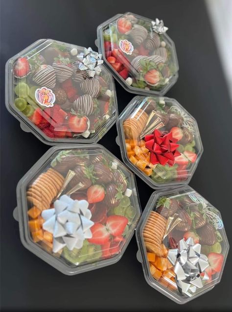 Fruit Serving Ideas For Party, Charcuterie Board To Go, Dessert Box Ideas, Party Food Buffet, Catering Ideas Food, Charcuterie Inspiration, Dessert Boxes, Party Food Platters, Baking Business