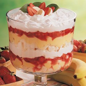 One of the prettiest easiest desserts...was eaten up very quickley! Replaced pound cake with Vanilla Wafers! Strawberry Banana Trifle, Banana Trifle, Trifle Bowl Recipes, Strawberry Trifle, Fresh Fruit Recipes, Pampered Chef Recipes, Trifle Desserts, Trifle Recipe, Tres Leches