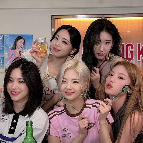 itzy ot5 icon Itzy Ot5 Icon, Itzy Ot5, Choi Jisu, Itzy Icons, Lee Chaeryeong, Shin Yuna, Hwang Yeji, Shin Ryujin, Pop Photos