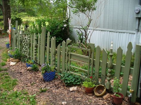 Chair parts, wood turnings and left-over boards from "the rabbit hole" Upcycled Fence, Funky Garden, Vibeke Design, Cheap Fence, Chair Parts, Garden Junk, Garden Whimsy, Garden Yard Ideas, Good Neighbor