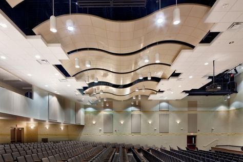 This dynamic combination of curved metal ceiling clouds and Rockfon stone wool acoustic ceiling panels creates a striking auditorium design. The sections had a stepped perimeter for visual effect and were finished with Rockfon® Infinity™ Perimeter Trim to create a crisp, clean look. PC: Pepple Photography #design #architects #specifiers #installers #ceilingdesign #acoustics #acousticdesign #interiors #interiordesign Auditorium Ceiling Design, Auditorium Ceiling, Clouds Ceiling, Ceiling Clouds, Metal Panel Ceiling, Curved Ceiling, Floating Ceiling, Auditorium Design, Cloud Ceiling