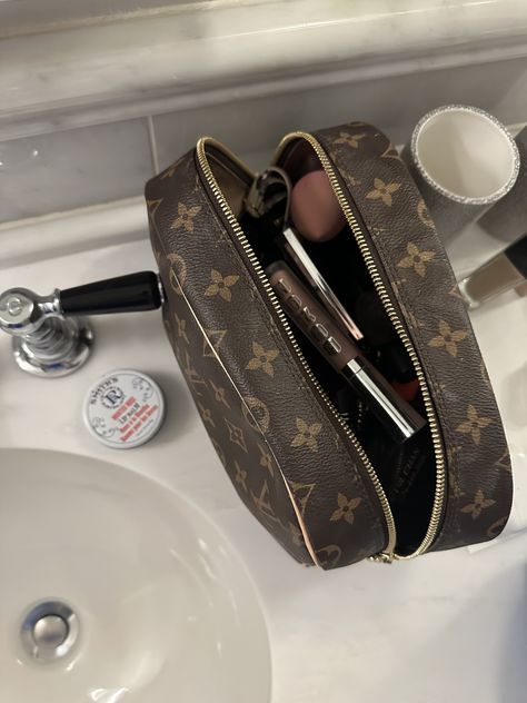 luxury bag, louis viutton, makeup, lifestyle, dior Louie Vuttion Makeup Bag, Louis Vuitton Makeup Bag, Louis Vuitton Makeup, Angelic Aesthetic, Bathroom Bag, Rey Aesthetic, Makeup Lifestyle, Louie Vuitton, Board Inspiration