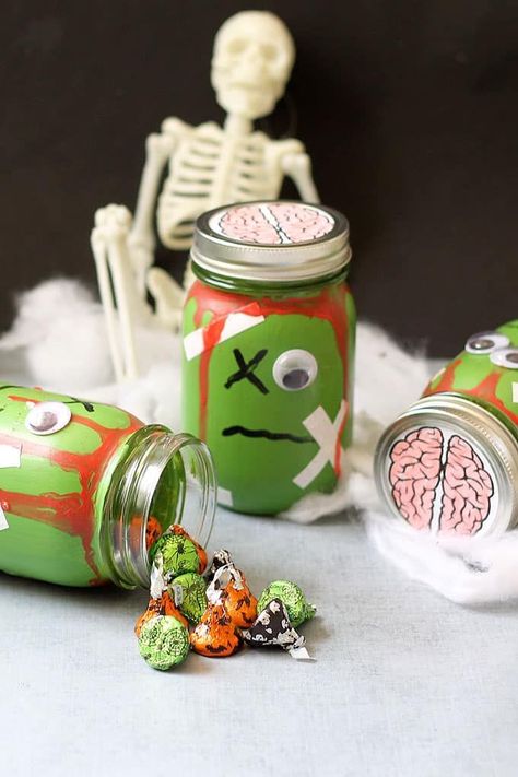 These zombie mason jars (with FREE brains printable!) are a great Halloween decor idea or fun container for packaging Halloween treats. Homemade Mason Jar Gifts, Mason Jar Gifts Diy, Diy Frühling, Zombie Party, Halloween Zombie, Mason Jar Gifts, Fall Crafts For Kids, Halloween Party Favors, Family Crafts