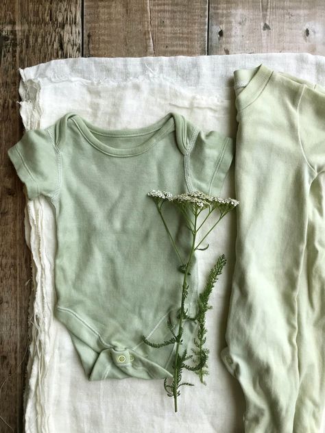 Natural Green Dye, Leaf Dyeing, Diy Dye, Colour Swatches, Natural Dye Fabric, Eco Dyeing, Tiny Clothes, Natural Dyeing, Teal Blue Color