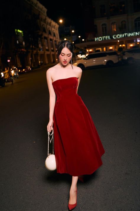 Red Strapless Dress Outfit, Strapless Dress Outfit, Velvet Red Dress, Velvet Strapless Dress, Red Strapless Dress, Power Red, Red Velvet Dress, Velvet Midi Dress, Carpet Styles