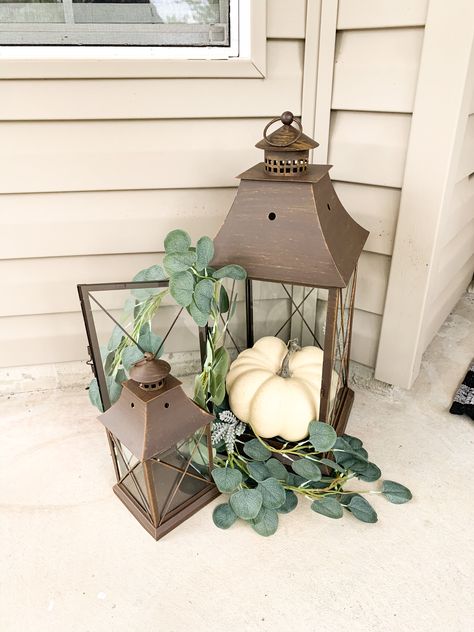 Lantern Decor Fall Outside, Fall Front Porch Decor Lanterns, Fall Lanterns Porch, Fall Fireplace Decor With Lanterns, Pumpkins In Lanterns, Fall Lantern Decor Ideas Living Room, Fall Decor With Lanterns, Autumn Lantern Decor, Fall Lantern Filler Ideas