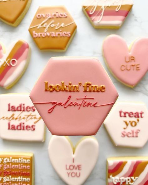 Galentines Day Ideas, Valentines Day Sugar Cookies, Valentine Sugar Cookies, Cookie Hacks, Galentines Party, Sugar Cookie Designs, Cookie Time, Valentine Cake, Valentines Day Cookies