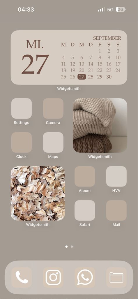 Cozy Homescreen Wallpaper, Mac App Icons, Phone Themes Widget, Old Money Iphone Layout, Fall Phone Layout Ideas, Phone Decoration Ideas Homescreen, Iphone Display Ideas, Apple Widgets Aesthetic, Autumn Homescreen Wallpaper